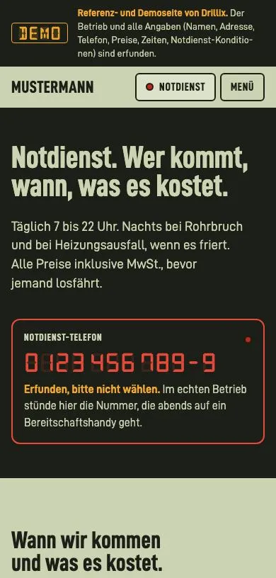 Notdienst-Seite am Handy: dunkler Kopf „Notdienst. Wer kommt, wann, was es kostet.“ und eine erfundene Nummer in Segmentziffern mit dem Hinweis „Erfunden, bitte nicht wählen.“