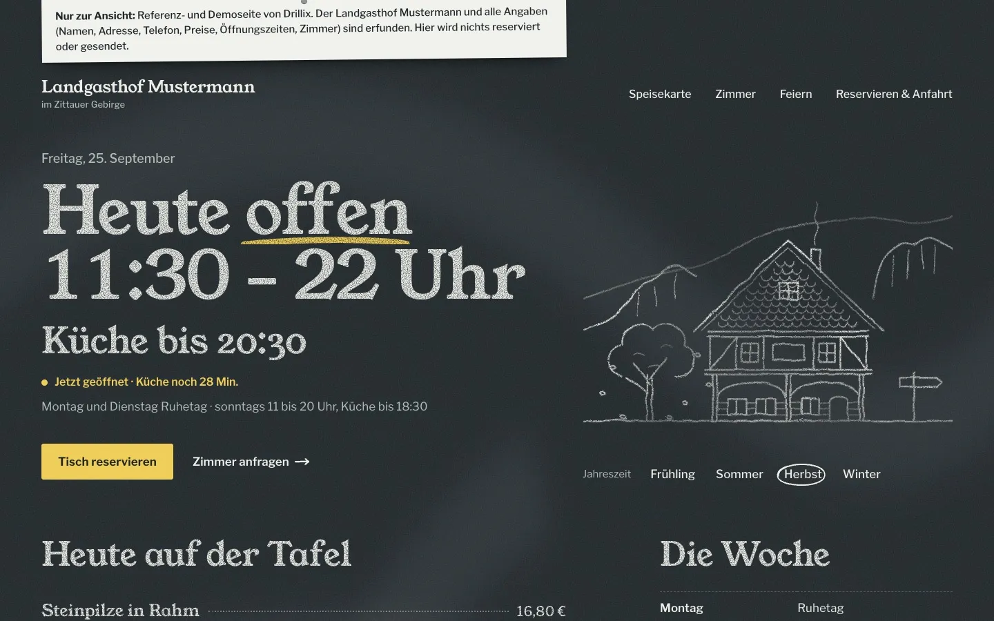 Startseite des Landgasthofs Mustermann am Rechner: Schiefertafel mit „Heute offen 11:30 – 22 Uhr, Küche bis 20:30“ in Kreideschrift, rechts die Kreidezeichnung eines Umgebindehauses und der Jahreszeiten-Umschalter. Oben ein Zettel mit dem Hinweis, dass alle Angaben erfunden sind.