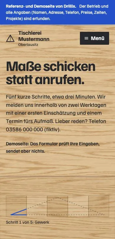 Anfrage der Tischlerei am Handy: Überschrift „Maße schicken statt anrufen.“, der Hinweis, dass das Formular nichts sendet, darunter das Tischlerdreieck mit „Schritt 1 von 5: Gewerk“.